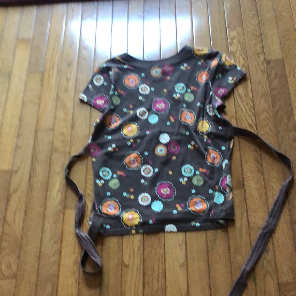 Ladies L pullover v neck top, size L.  Tie in the back for slimming effect! - Picture 3 of 4